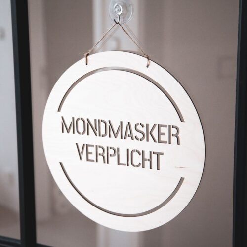 Houten deurhanger met tekst Mondmasker verplicht