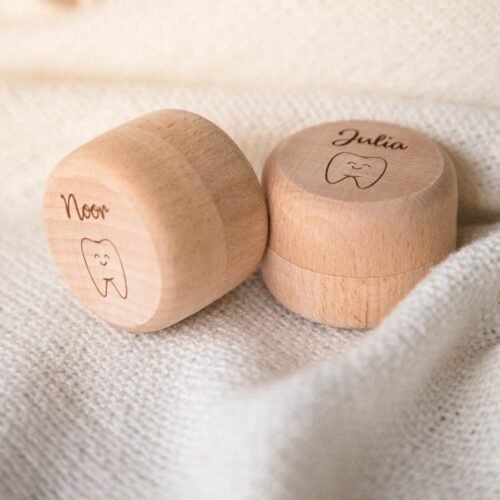 Twee houten tandendoosjes met naamgravure op zacht textiel